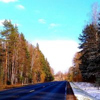 Neparasts skats Latvijā: Ceļš norobežo divus gadalaikus
