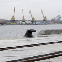 Rīgas ostā pārkrauto kravu apjomi pērn samazinājušies