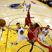 'Warriors' bez Karija NBA izslēgšanas spēlēs pieveic 'Rockets'