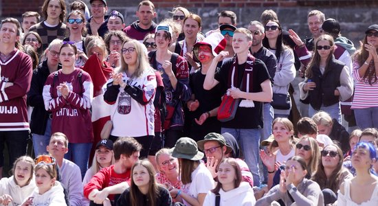 ФОТО. Тысячи людей собрались в центре Риги просмотреть полуфинал Канада — Латвия
