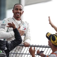Hamiltons uzvar Vācijas 'Grand Prix' posmā; mājinieks Fetels izstājas