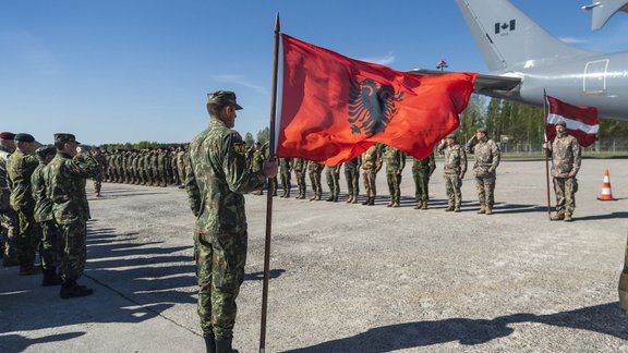 Aizsardzības nozares vadība un karavīri atvadās no militāro apmācību laikā bojāgājušā Albānijas karavīra  - 9