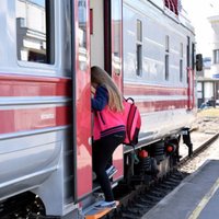 90 пассажиров на три часа застряли в лесу в модернизированном поезде Рига-Даугавпилс