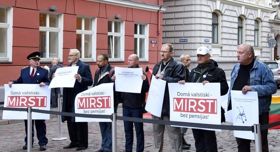 Foto: Daži policisti piketē par izmaiņu neveikšanu izdienas pensiju sistēmā