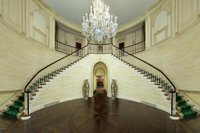 ФОТО: Золото и элегантные люстры. Загляните внутрь первого роскошного особняка Дональда и Иваны Трамп