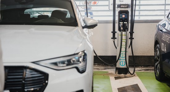 'Domina Shopping' daudzstāvu stāvvietā atklāj elektroauto uzlādes laukumu