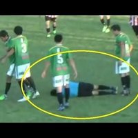 Video: Dzelteno kartīti dabūjis futbolists 'izslēdz' tiesnesi