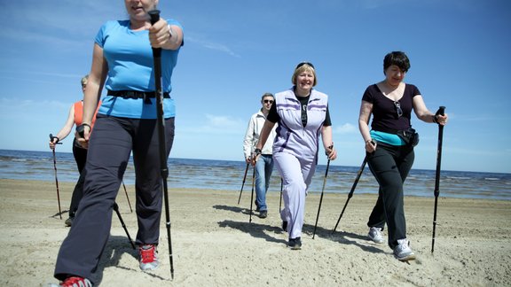 nūjot, nūjošana, seniori, pensionāri, pastaiga, jūra, fiziskas aktivitātes