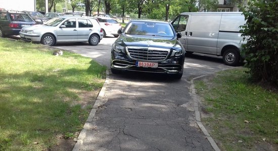 ФОТО: Новый лимузин Maybach припарковался на тротуаре в Риге