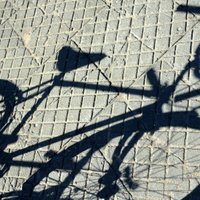 Rīgā riteņbraucējs aiztur velozagli