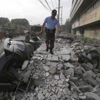 Filipīnu zemestrīces upuru skaits pārsniedz simtu; glābšana turpinās