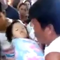 Filipīnās maza meitene pamostas pašas bērēs