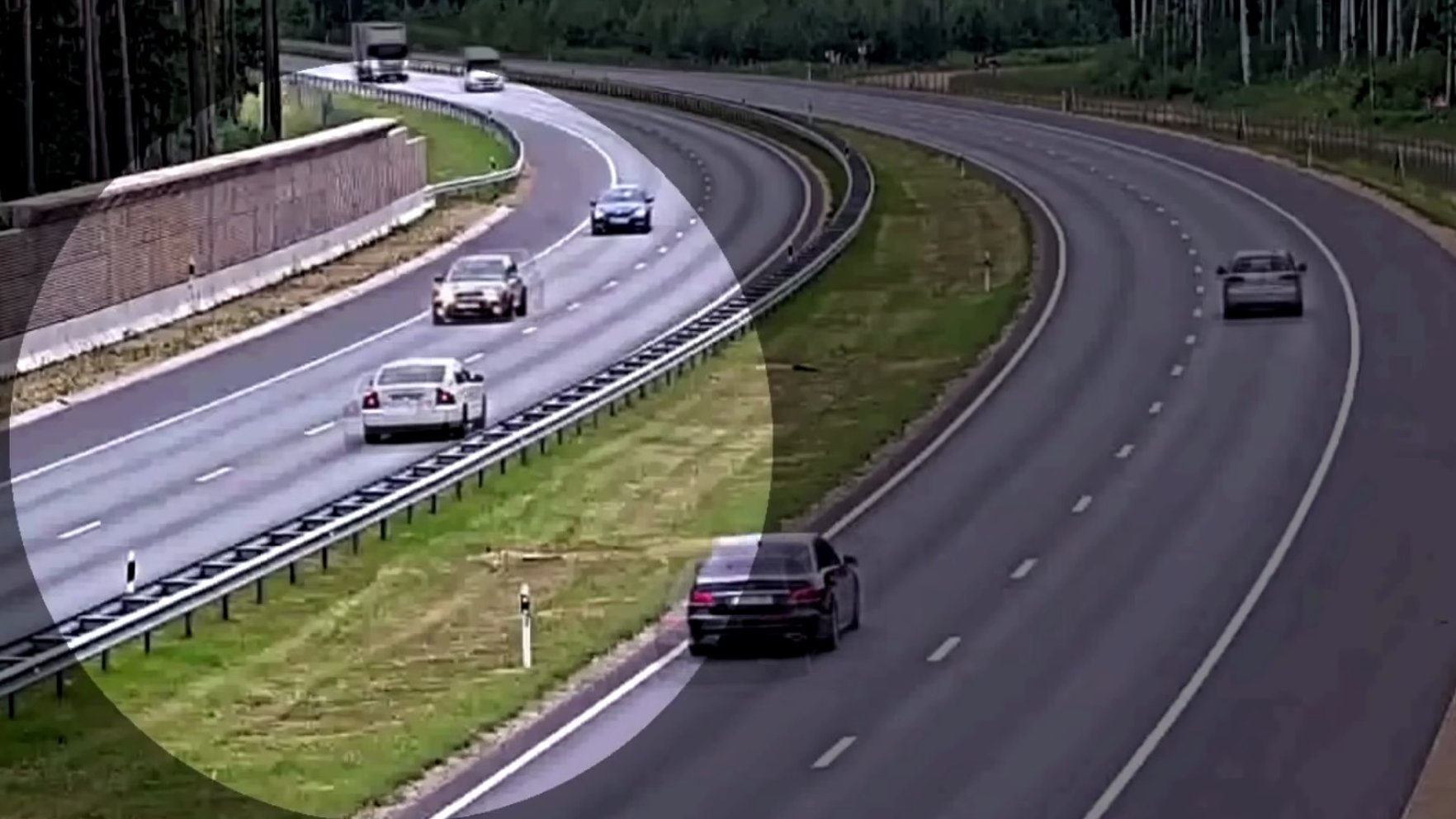 Video: Bīstams "Volvo" autovadītājs brauc pretējā virzienā pa Ķekavas automaģistrāli