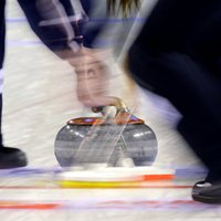 Latvijas sieviešu kērlinga izlase turpina uzvarēt OS priekškvalifikācijas mačos