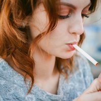 Опрос: в Латвии половина молодежи курит, причем 28% — регулярно