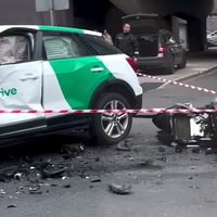 Ietriecoties "Bolt Drive" auto sānos, Rīgas centrā bojā gājis motociklists