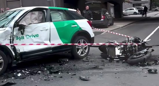 Ietriecoties "Bolt Drive" auto sānos, Rīgas centrā bojā gājis motociklists