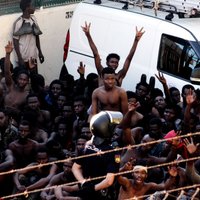 Foto: Spānijas Seutā ielauzušies 600 Āfrikas migranti