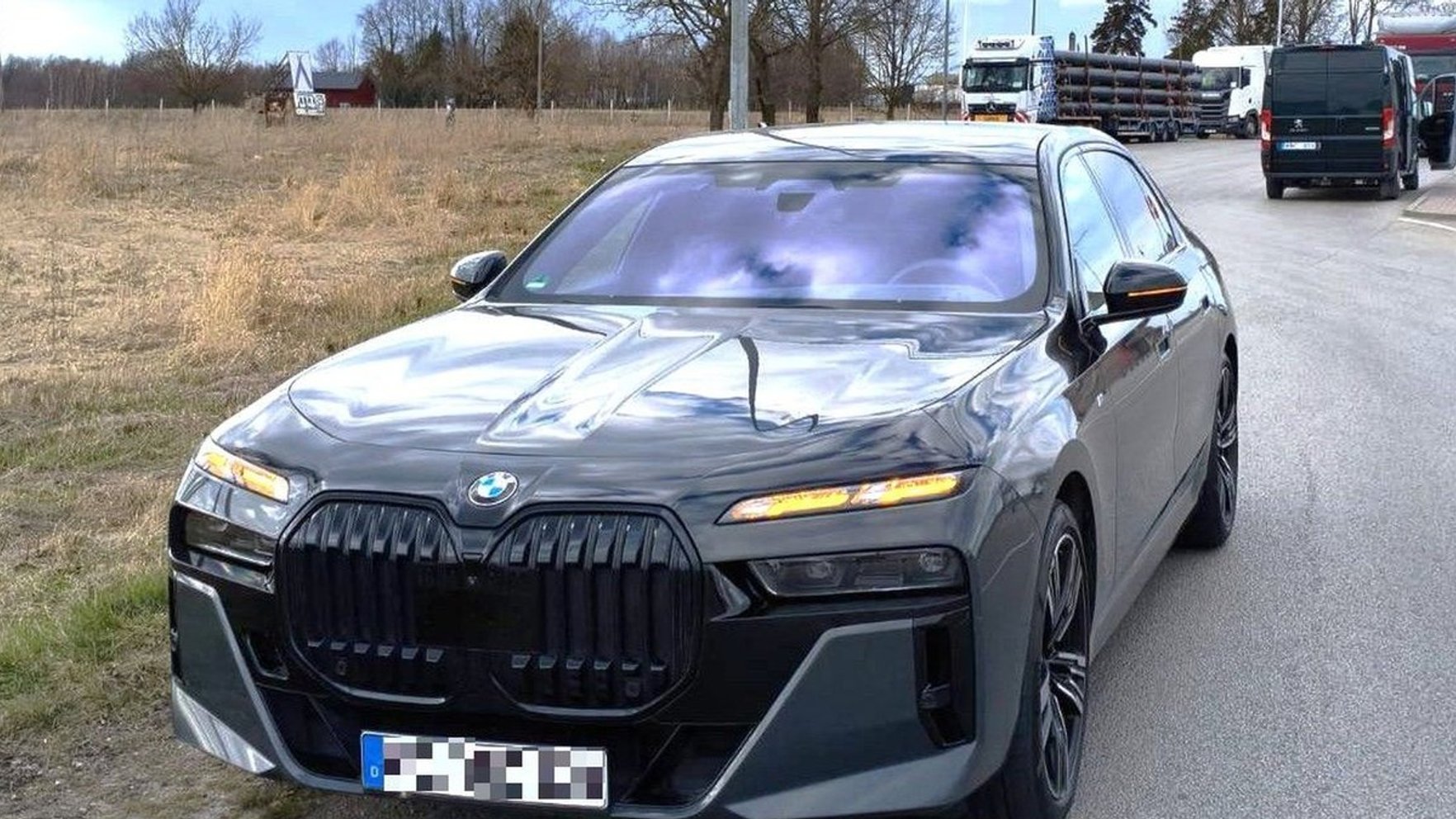 Lietuvā robežsargi aizturējuši starptautiskā meklēšanā esošu luksusa automašīnu – tā braukusi no Rīgas