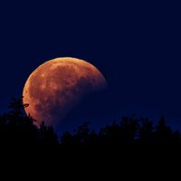 Foto: Aculiecinieki fiksē Mēness aptumsumu Latvijā