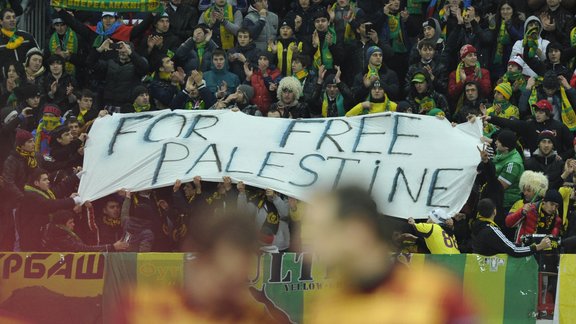 Anzhi  fans hold a pro-Palestinian poster