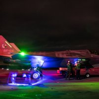 Foto: Modernie 'F-35B' izmēģina nosēšanos uz britu flagmaņa 'HMS Queen Elizabeth'