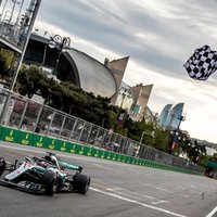'Grand Prix' haotiskās sacensībās uzvaru izcīna Hamiltons