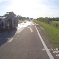 Video: Lietuvā pēc sadursmes ar BMW uz šosejas apgāžas kravas auto