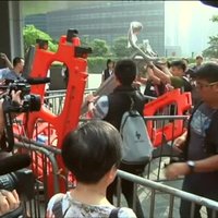 Honkongā izcēlušās protestētāju un viņu oponentu sadursmes