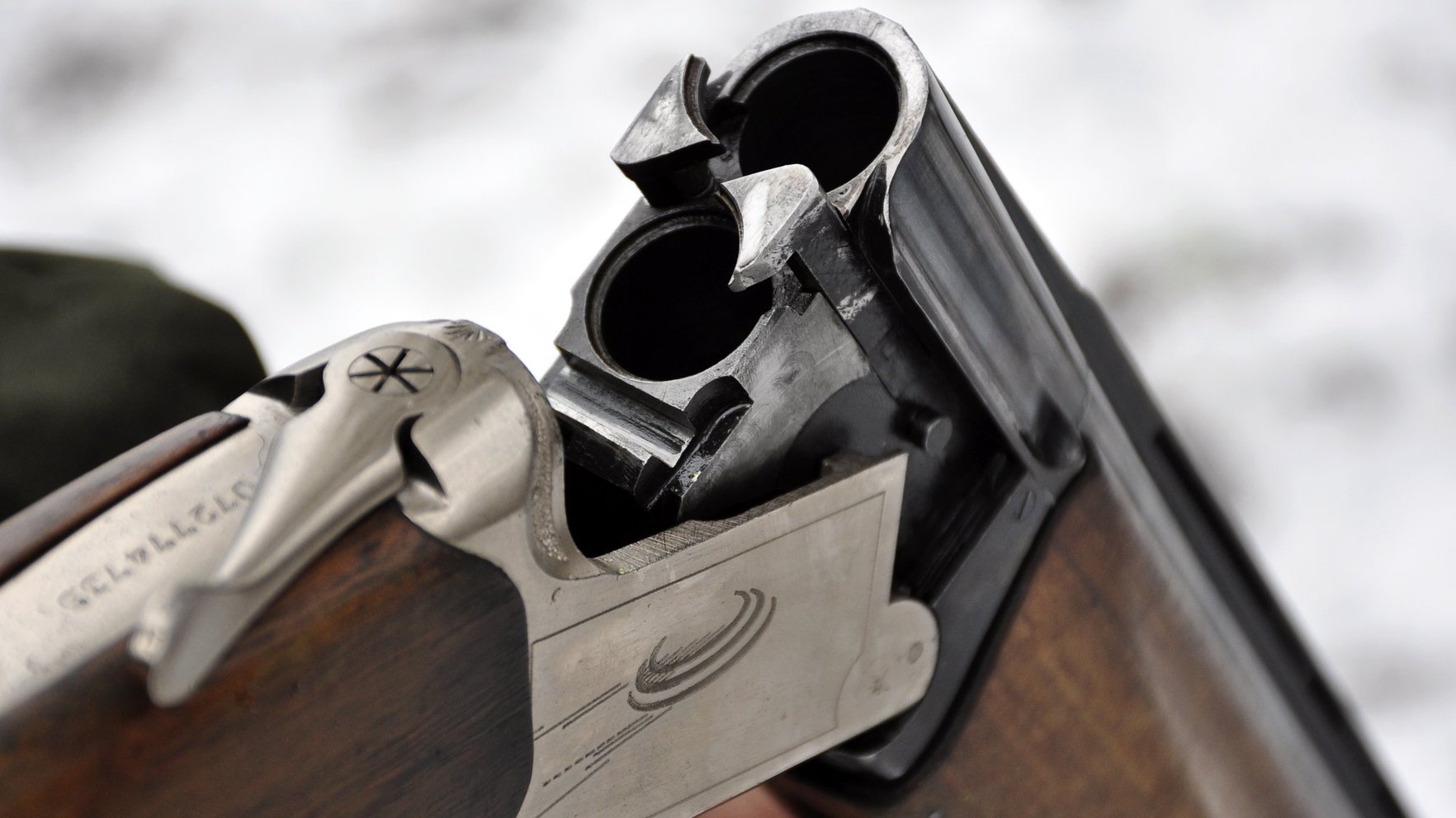 Iespējamās nelikumīgās medībās no auto pieķerts Ventspils medību komisijas loceklis