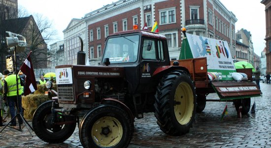 Padomju laika traktora protesta akcija 'piestāj' Rīgā