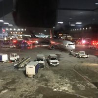 ВИДЕО: В аэропорту Торонто столкнулись два самолета, пассажирский загорелся
