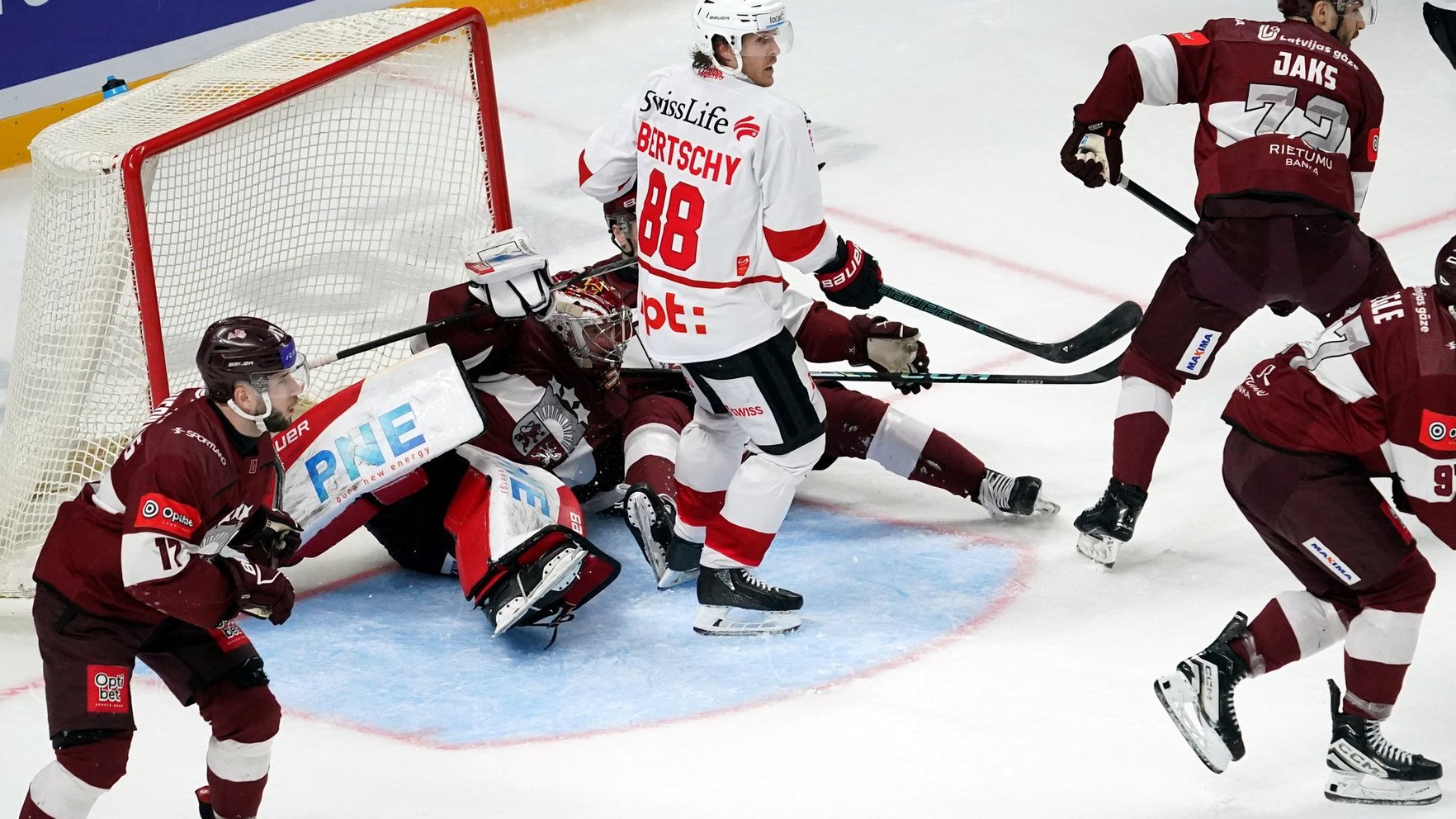 Latvijas hokejisti pārbaudes spēļu ciklu mājās noslēdz ar neveiksmi