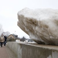 Foto: Cilvēki Pļaviņās steidz apskatīt ledus kalnus un no krastiem izgājušos ūdeņus