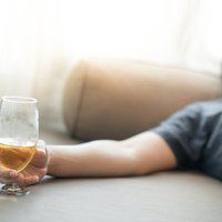 Katrs desmitais vīrietis Latvijā atzīst, ka cieš no alkohola atkarības
