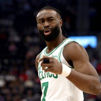 "Celtics" bez Porziņģa viesos pieveic "Clippers"