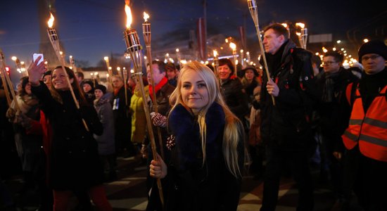 Foto: Tūkstošiem cilvēku dodas iespaidīgā lāpu gājienā