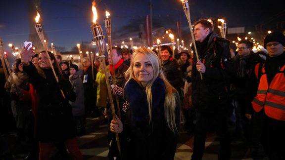 Tūkstošiem cilvēku dodas iespaidīgā lāpu gājienā - 18