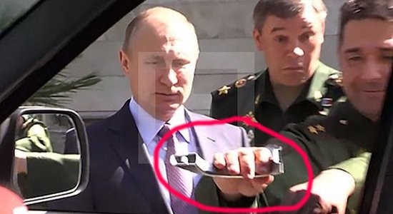 Video: Putins nespēj atvērt UAZ durvis, ģenerālis norauj rokturi