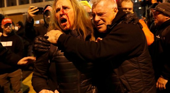 Tramps uzrunās vēlēšanu protesta mītiņu Vašingtonā, kur jau sākušies nemieri