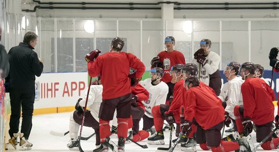 Veinbergs sagaida savu iespēju – viņu iekļauj maiņā ar Mareni un Krastenbergu