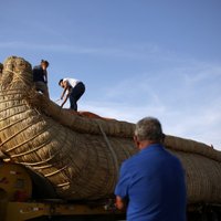 Foto: Iespaidīga niedru laiva tiek gatavota ceļojumam no Čīles uz Austrāliju