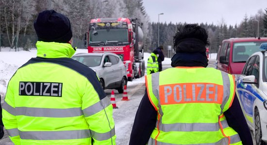 Vācijas līderi neizslēdz robežu slēgšanu ar kaimiņvalstīm