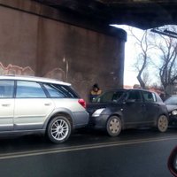 ФОТО: Первомартовский "паровозик" на Ганибу дамбис – столкнулись четыре машины
