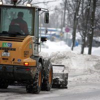 Rīgas ielās sniegu tīra visa ziemas uzturēšanas tehnika
