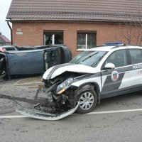 Daugavpilī smagi avarē policijas auto; trīs cietušie