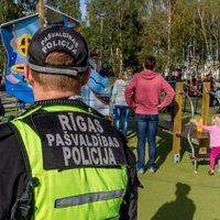 Rīgas policisti palīdz nokļūt mājās zēnam no Tukuma