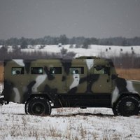 Foto: Ukrainas armija poligonā izmēģina valsts ražoto bruņutransportieri 'KOZAK'