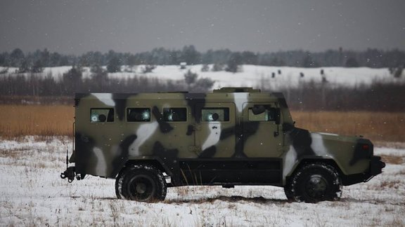 Foto: Ukrainas armija poligonā izmēģina valsts ražoto bruņutransportieri 'KOZAK' - 4