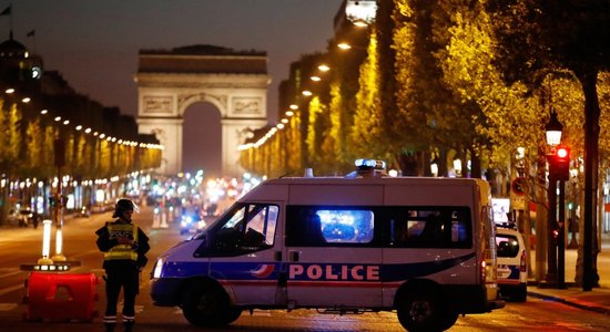 В центре Парижа неизвестный открыл огонь по полицейским